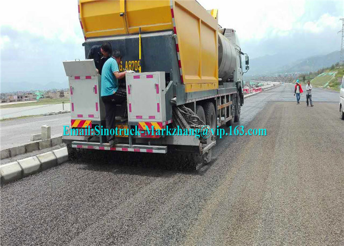 ZZ3317N4667D1 Road Maintenance Machinery , Fiber Asphalt Chip Seal Chip Sealer Machine