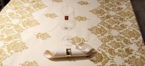 Quality high qlty disposable soft luxury water proof table cover for party and hotel banquet weeding wholesale