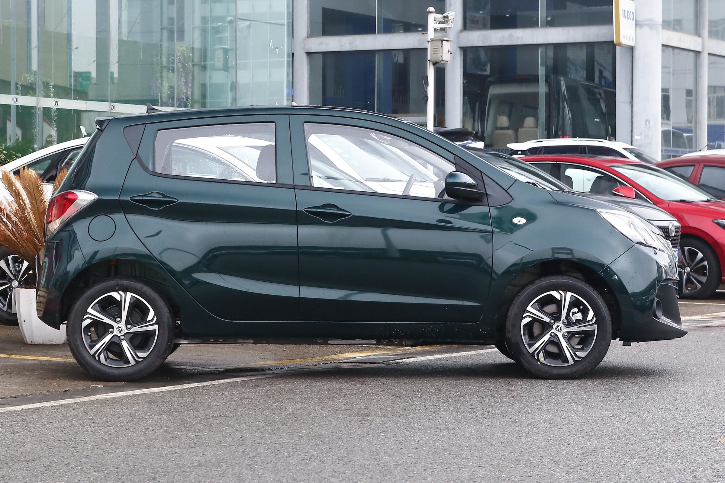China Electric Car ChangAn Benben E-star 5 Door 5 Seats High Speed 101km/h Range 310km Low Price High Quality Full Versi