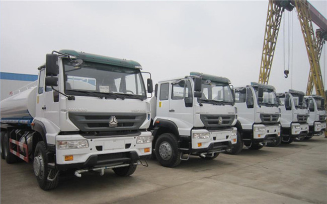 Environmentally Friendly Fuel Tank Tanker , Sinotruk Howo 20000 Liters 6000 Gallon Diesel Oil Transporter