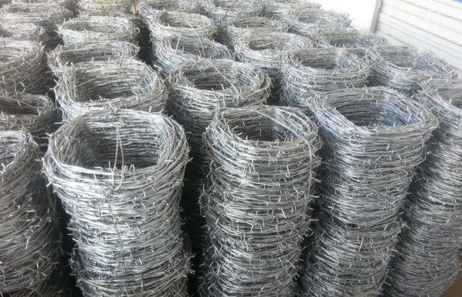 Q235 4 Points Double Twisted Barbed Wire Weather Resistance Cow Wire Fence