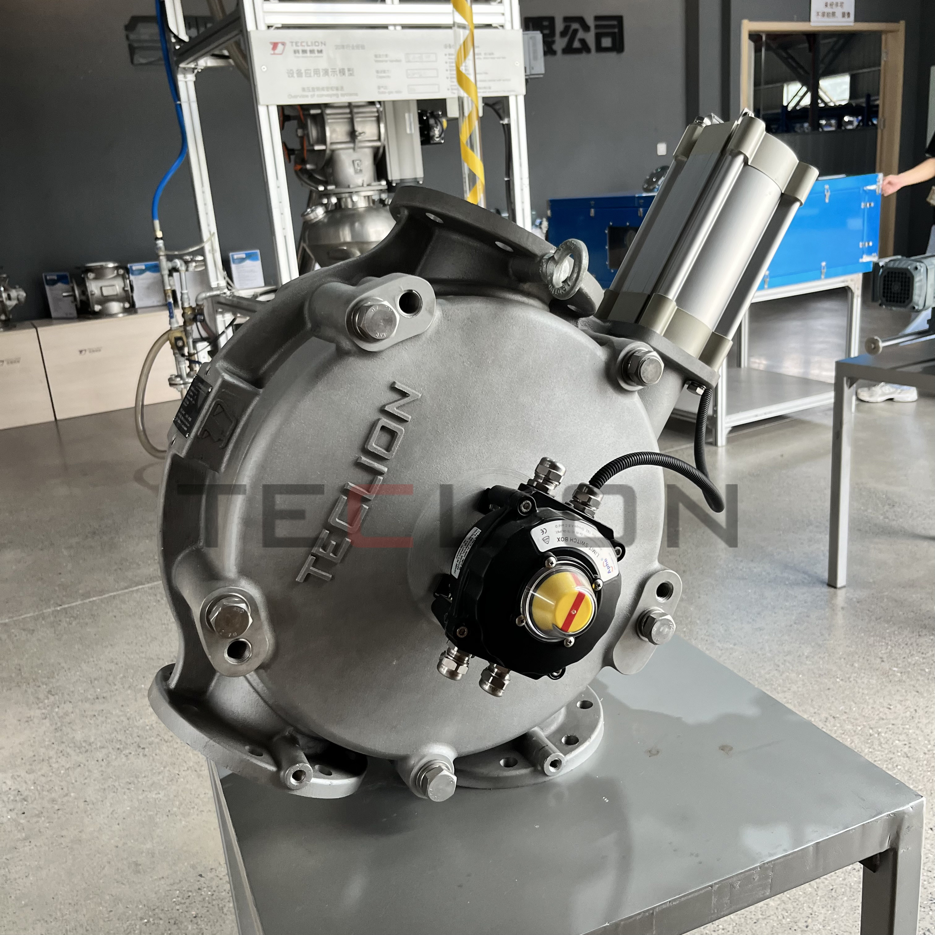 Dual channel directional valve made of stainless steel and cast aluminum material