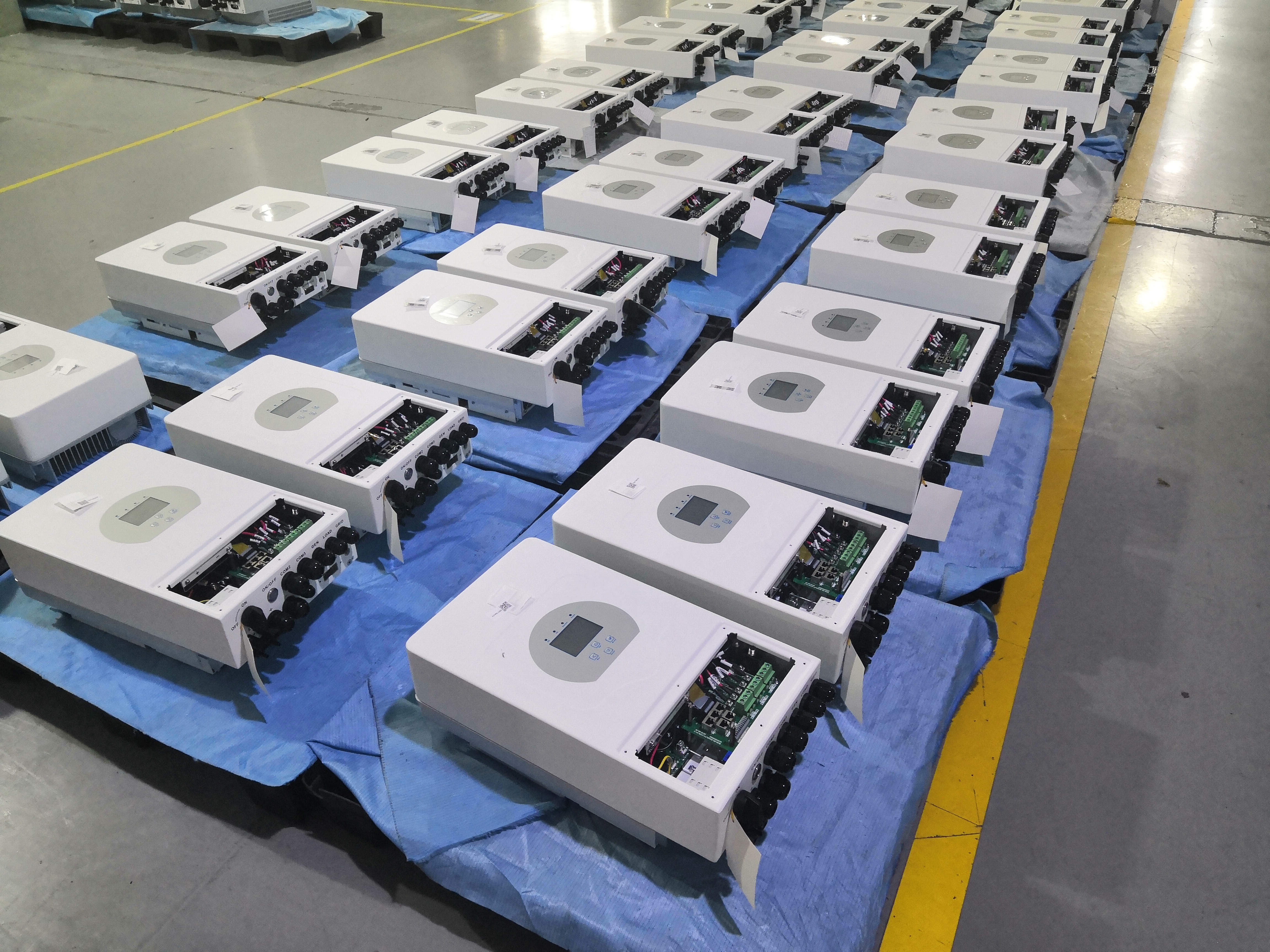 Deye 600w Solar Inverter SUN600G3-EU-230 In German Warehouse Nep 300w 400w 700w 1200w 1300w 1600w 2000w Micro Inverter