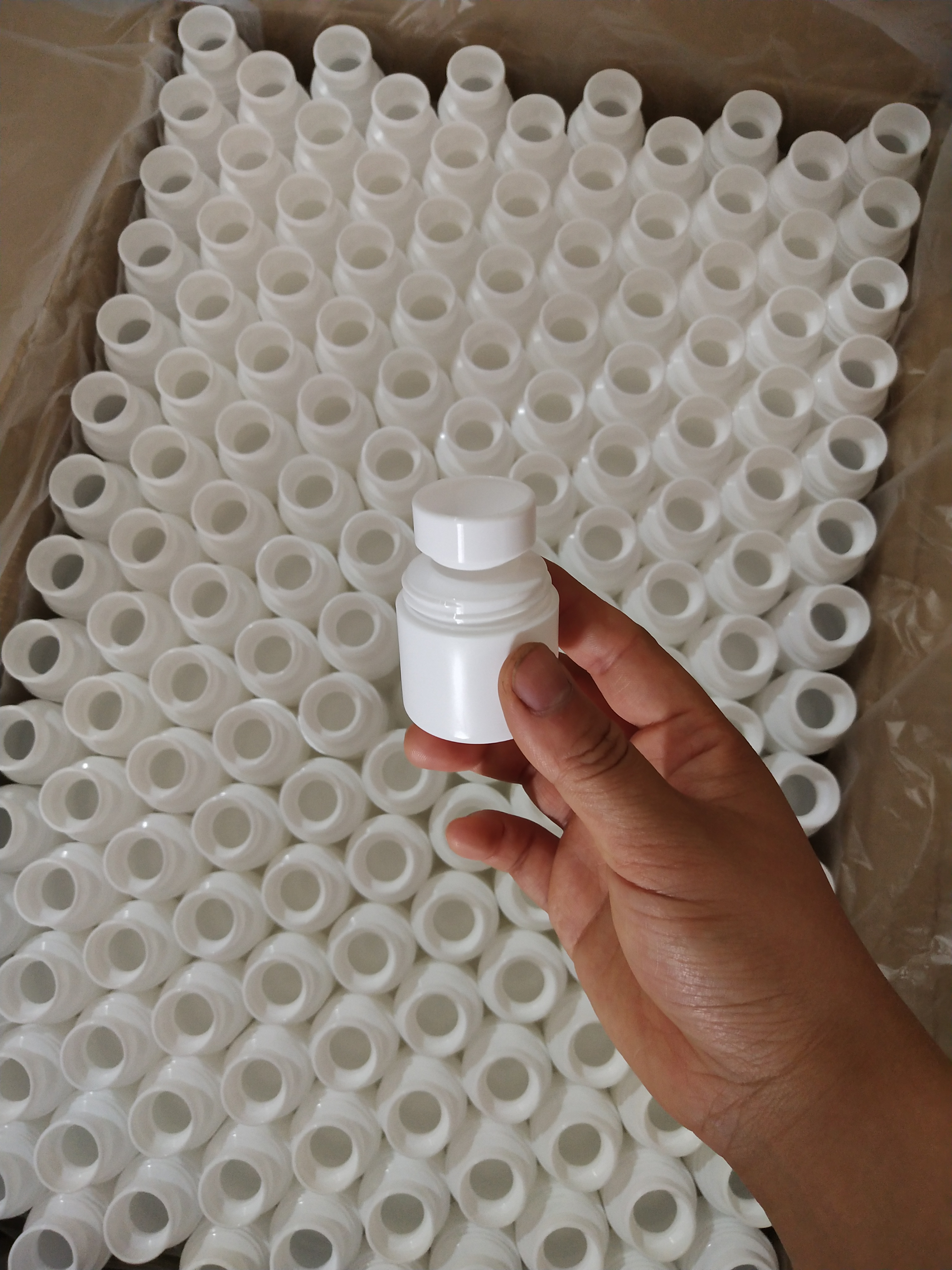 Eco-friendly Private Label Organic Roll on Natural Stone Alum Solid Perfume Deodorant Container Made of PP Body Material