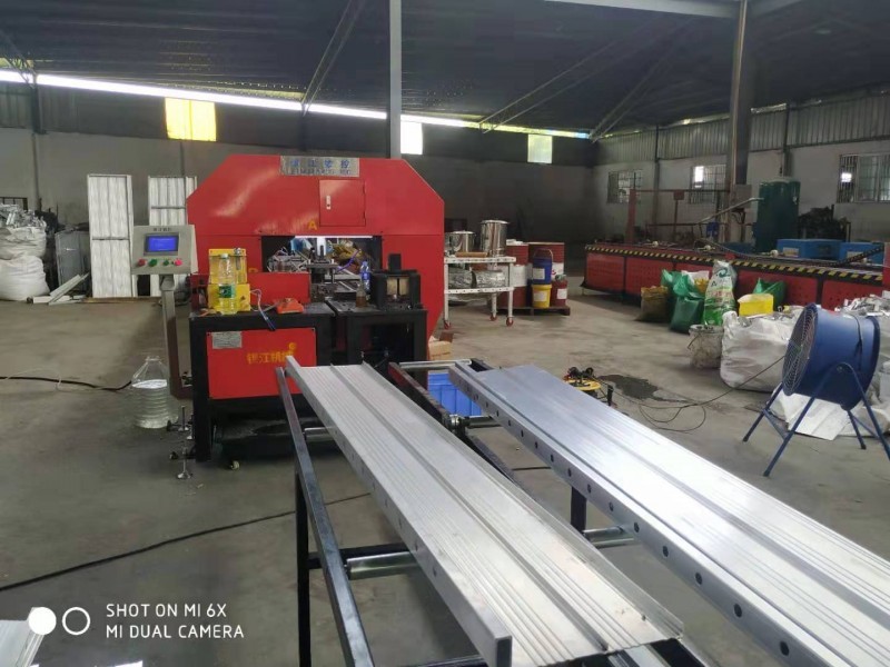 Automatic 6 Meter Hydraulic Railing And Guardrail Cutting And Punching Machine