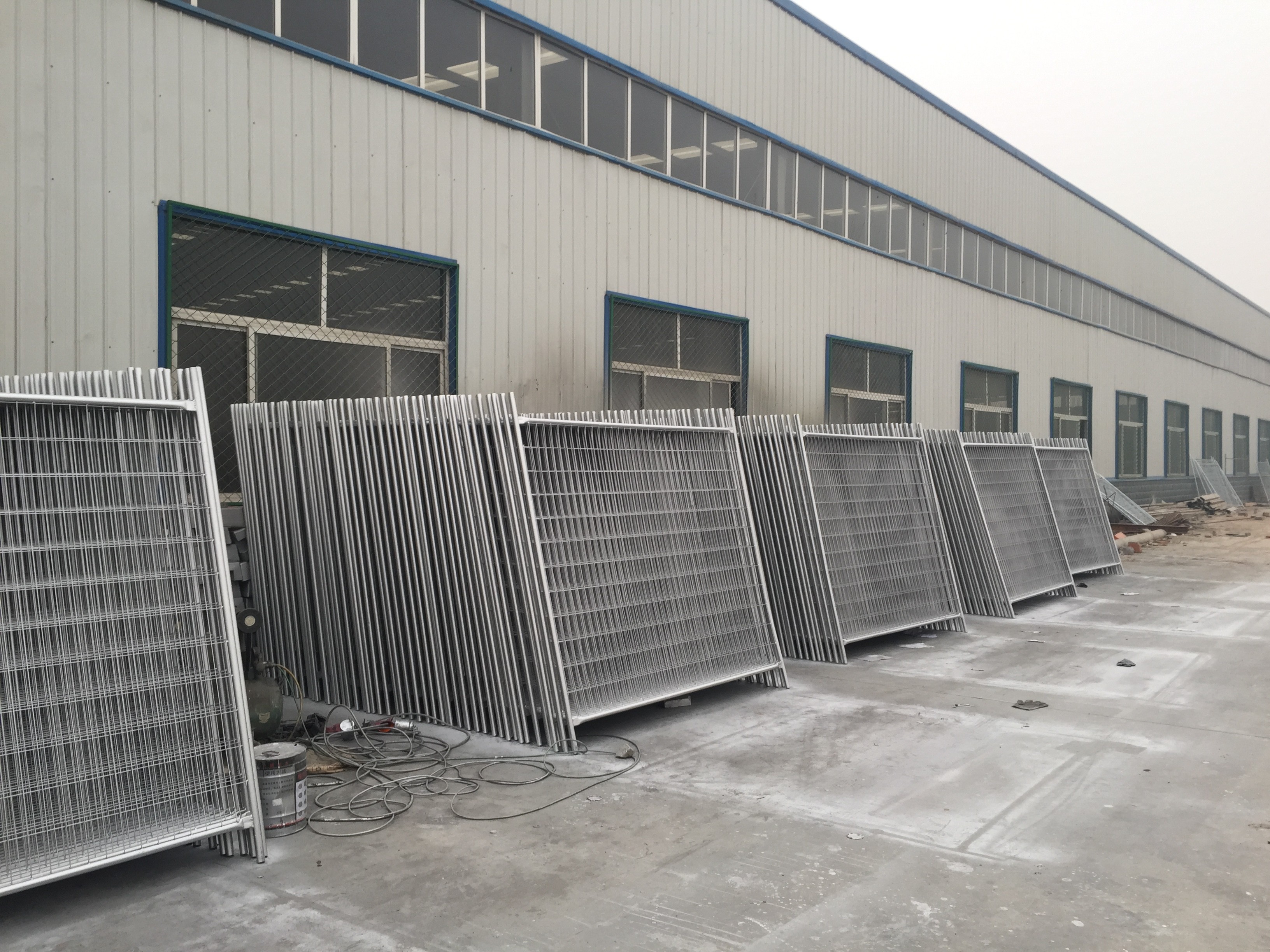 Industrial Pre Made Chain Link Fence Panels / Retractable Pool Safety Fence