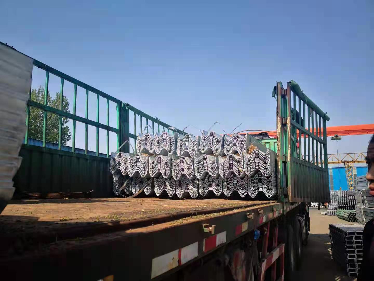 Customized Galvanized W Beam/Thrie Beam Highway Guardrail DimensionsTraffic Barrier