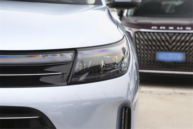 HUA-WEI AITO M7 M5 Second Hand Electric Hybrid Energy Vehicles with 195KM Pure Electric Range and 7.8s Acceleration Time