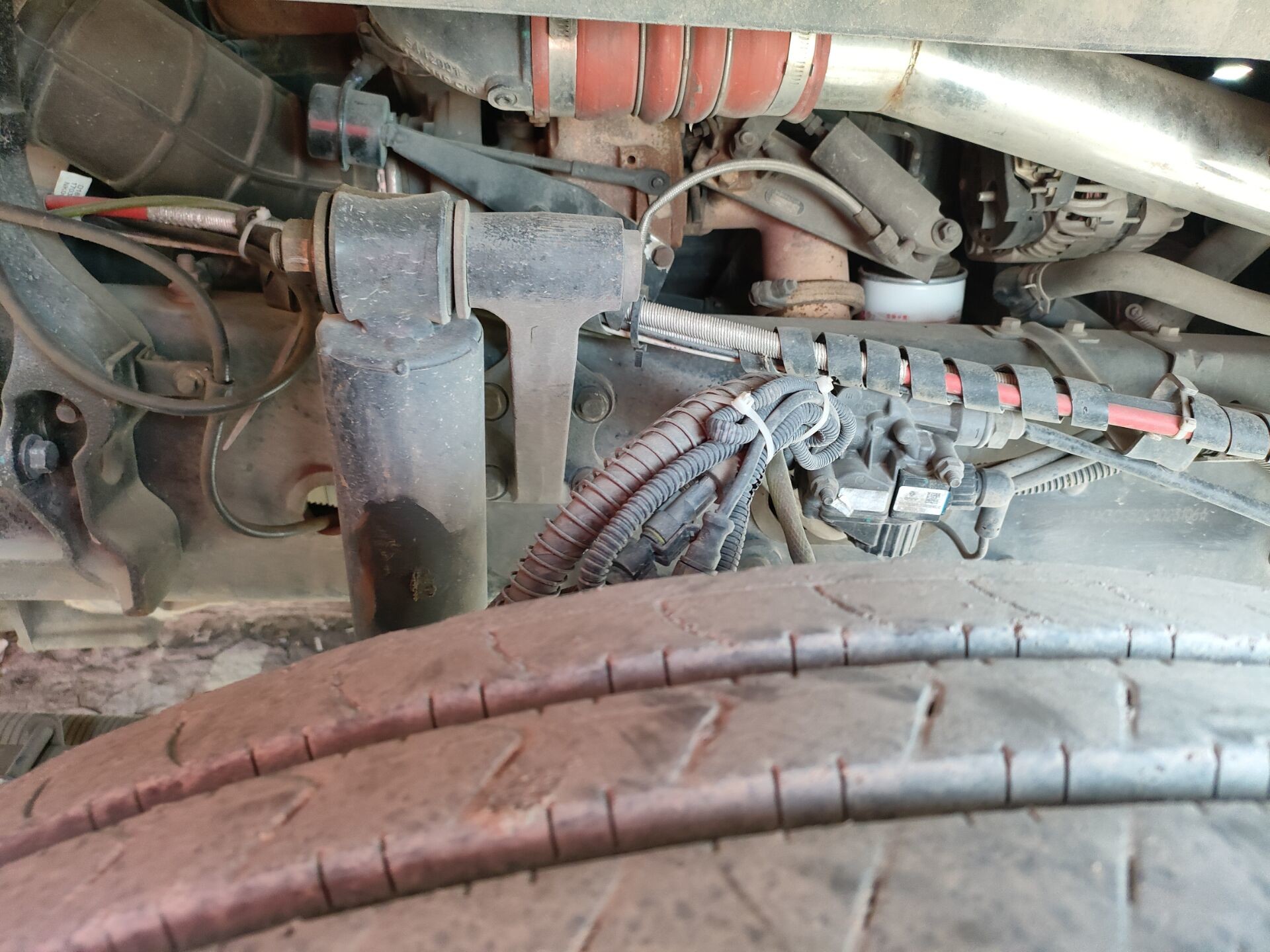 Used Cargo Trucks Cummins Engine 245 Hp Fast Gearbox 10 Meters Long High Roof Cabin Dongfeng Van Truck