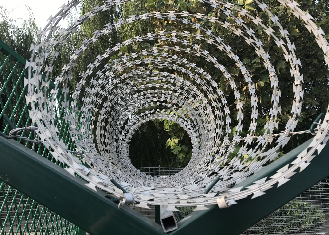 1830mm x 2500mm V curved Mesh Fence Panels Mesh Opening : 55mm x 200mm
