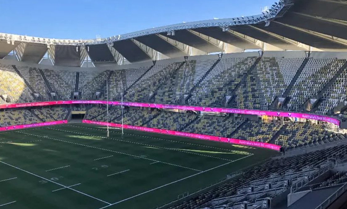 Flame Retardant Outdoor Stadium Perimeter LED Display with 7000nits Brightness and P8.33mm Pixel Pitch