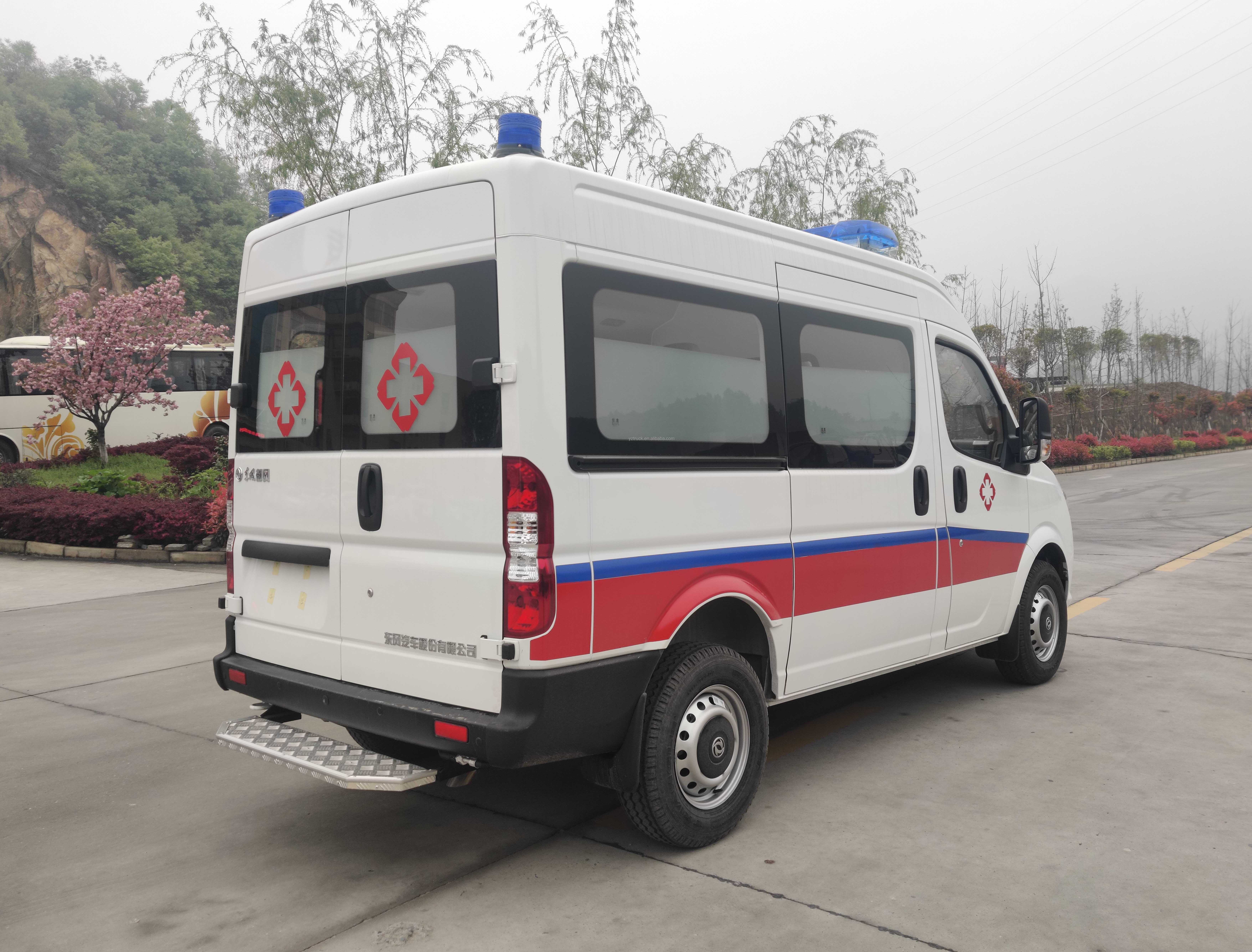 Prehospital Emergency Care Ambulance with Manual Transmission Dongfeng 4x2 Light Van