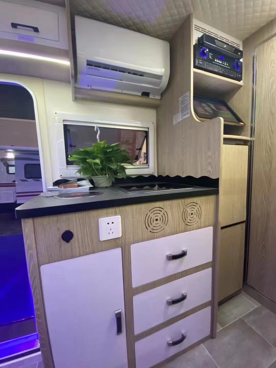 8AT Automatic Transmission Outdoor Camper Van For Business And Travelling Life