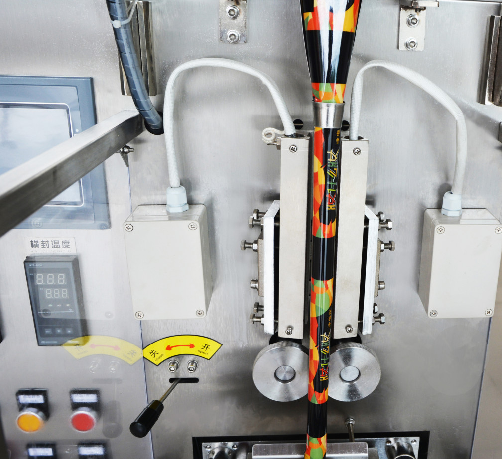 Factory Price Customized coffee powder Wheat Flour Spice Servo Motor 3 Sides Sealing Back Sides Sealing Packing Machine