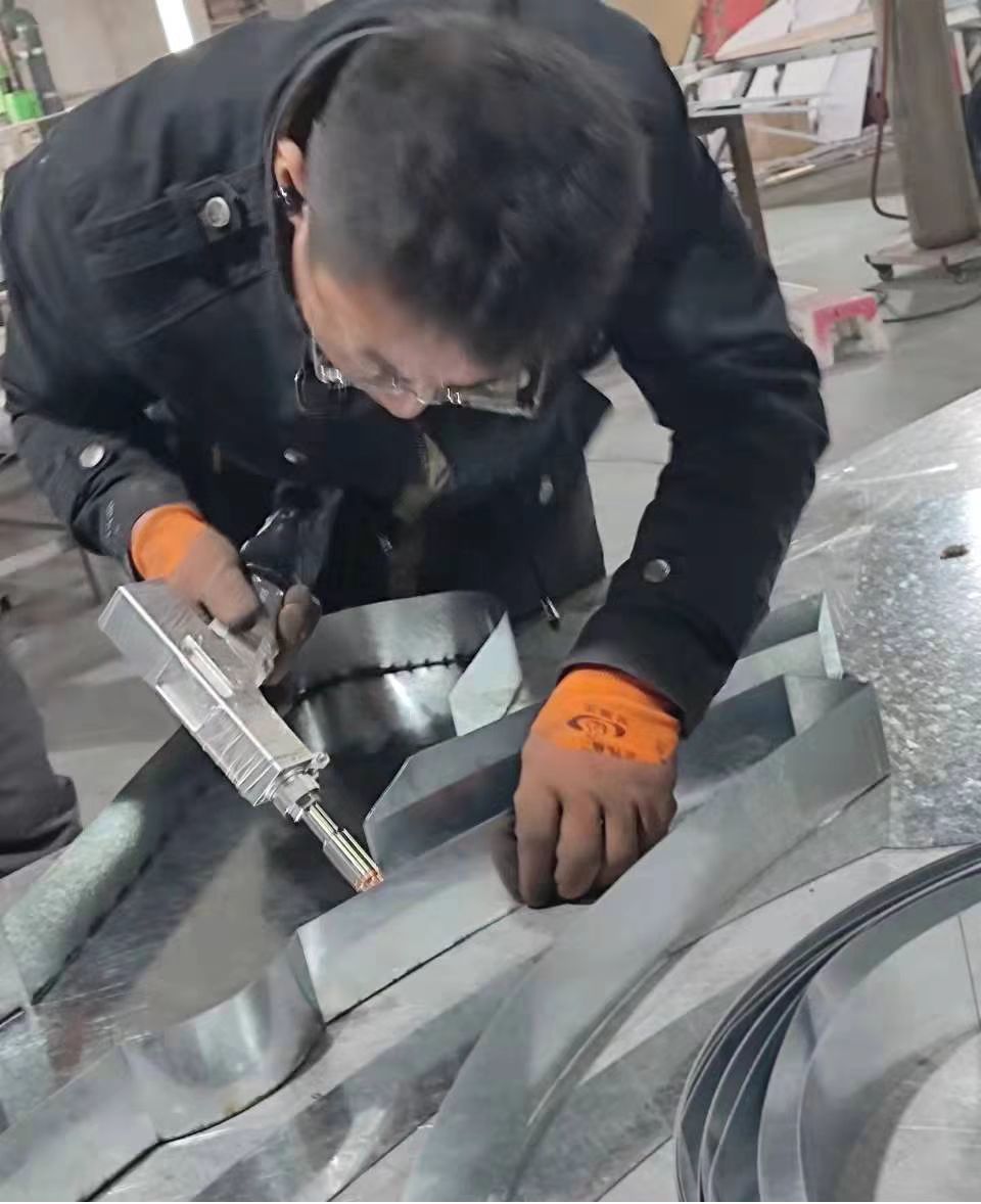 RAYCUS Handheld Fiber Laser Welding Machine for Stainless Steel Aluminum Plate Pipes