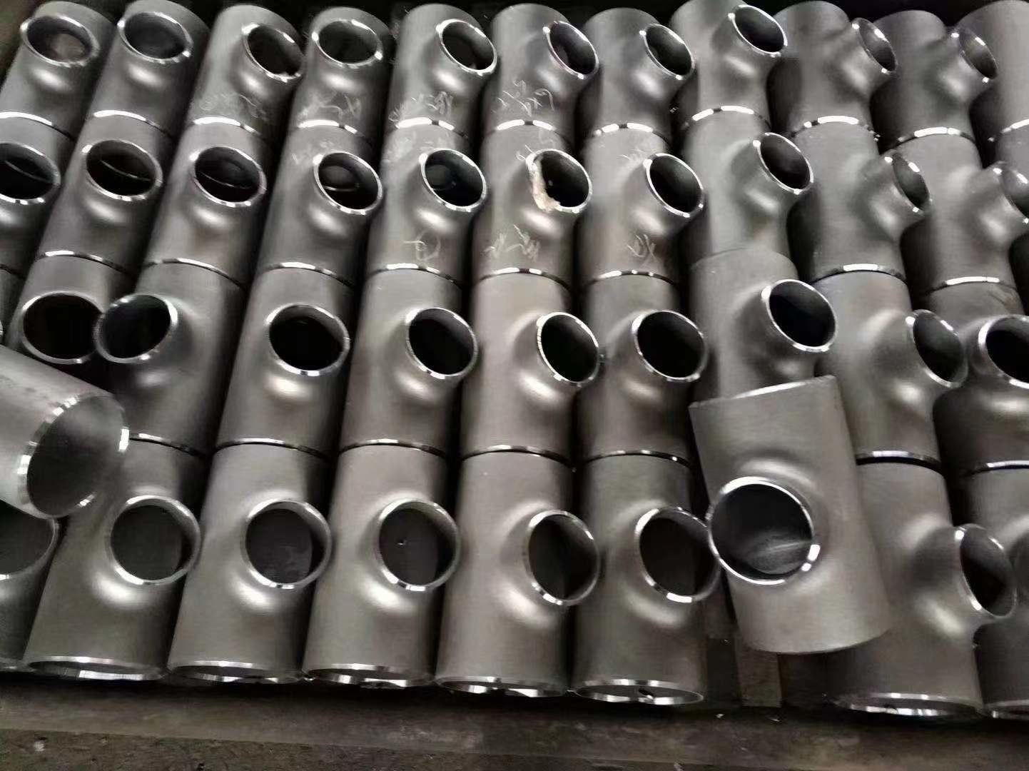 Steel Butt Welded Pipe Fitting ASME B16.9 Elbow Tee Reducer Cap Black Paint