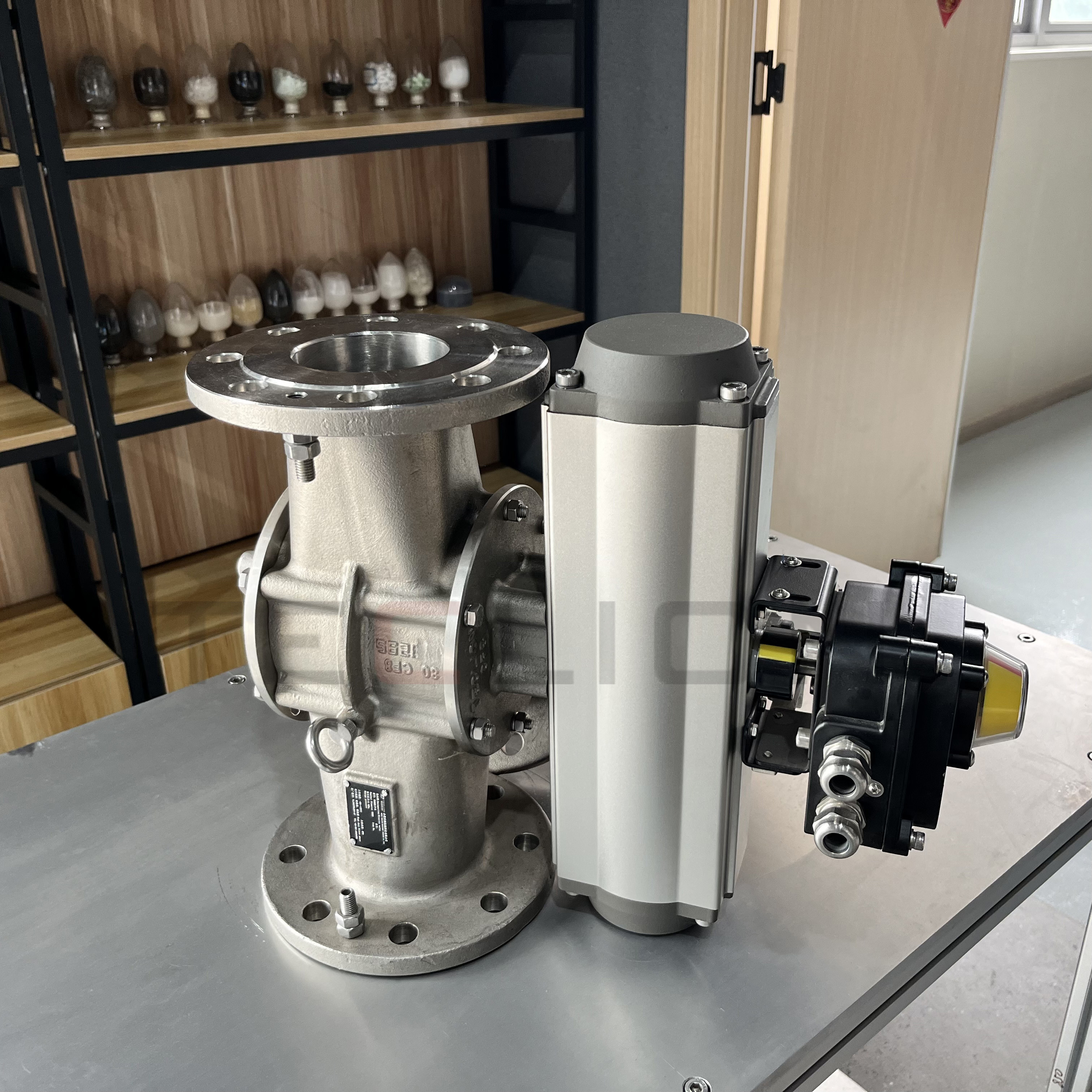 K-type directional valve for conveying various powders or granular materials