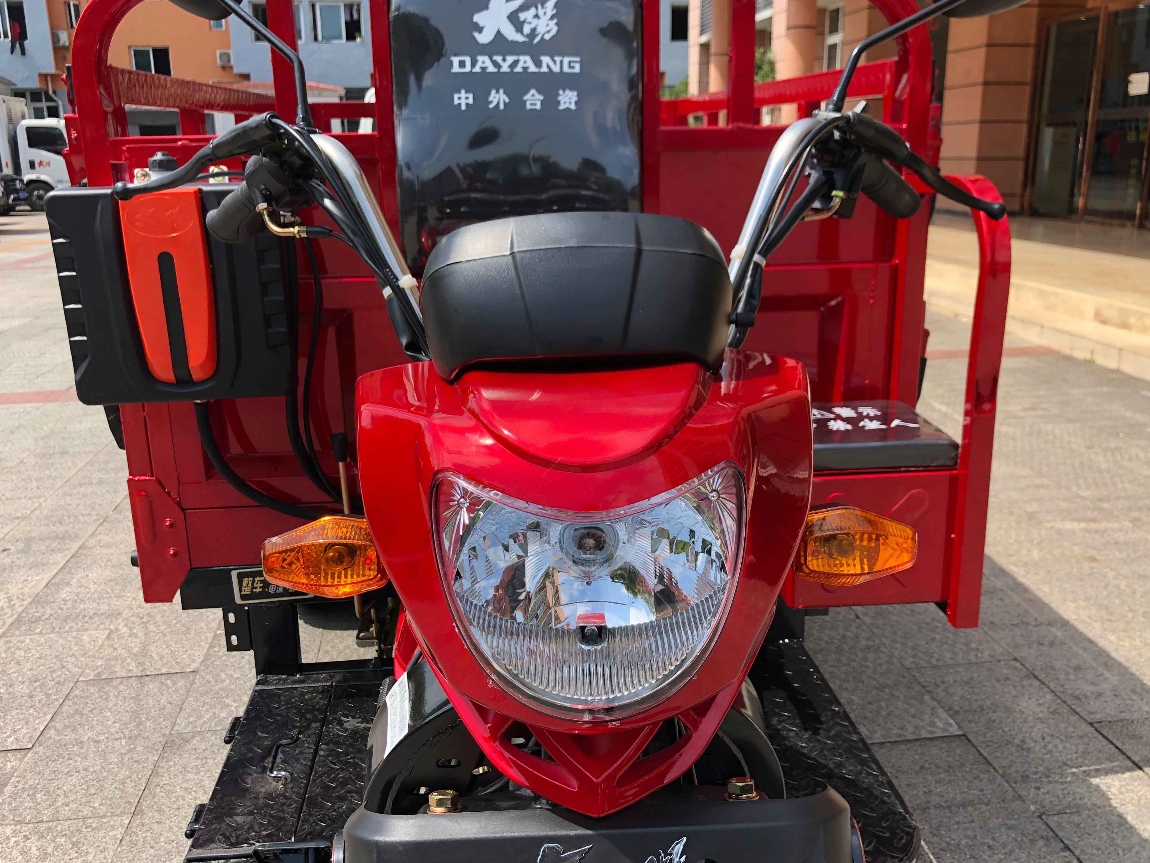 Chinese Manufacturers 300cc Self Loader Gas Powered Five Wheel Tricycle for Products