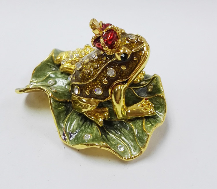 Leaves the frog shape trinket box with rhinestone for lovely jewelry box