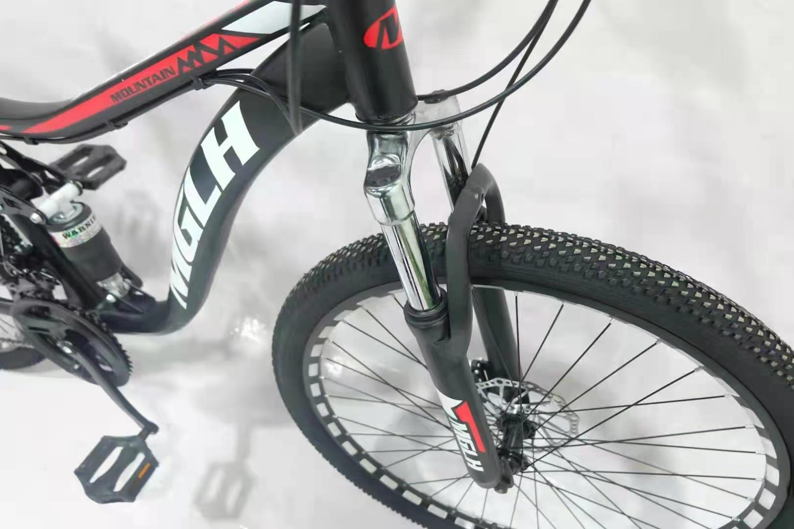 Lightweight 26 Inch Aluminium Alloy Road Bike 21 Speed Gears And 150KG Load Capacity