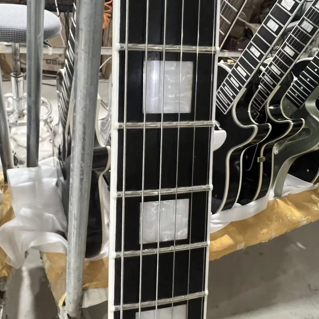Custom GB Style LP Les Paul Electric Guitar, Mahogany Body, Ebony Fretboard, Black Color, Golden Hardware, Fret Binding