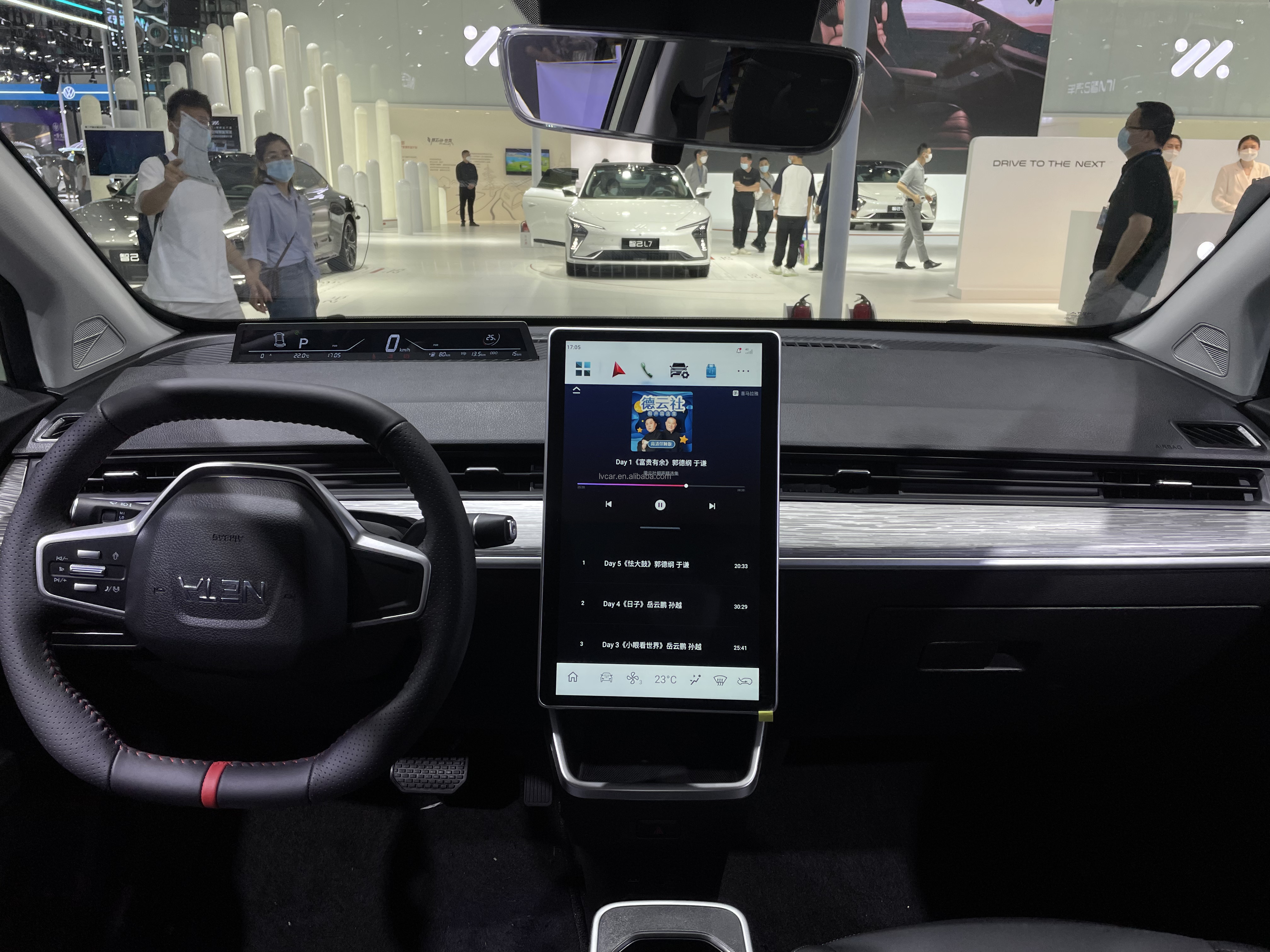 401km Pure Electric Range 2023 Nezha AYA Small City SUV with Max Speed up to 120 Km/h