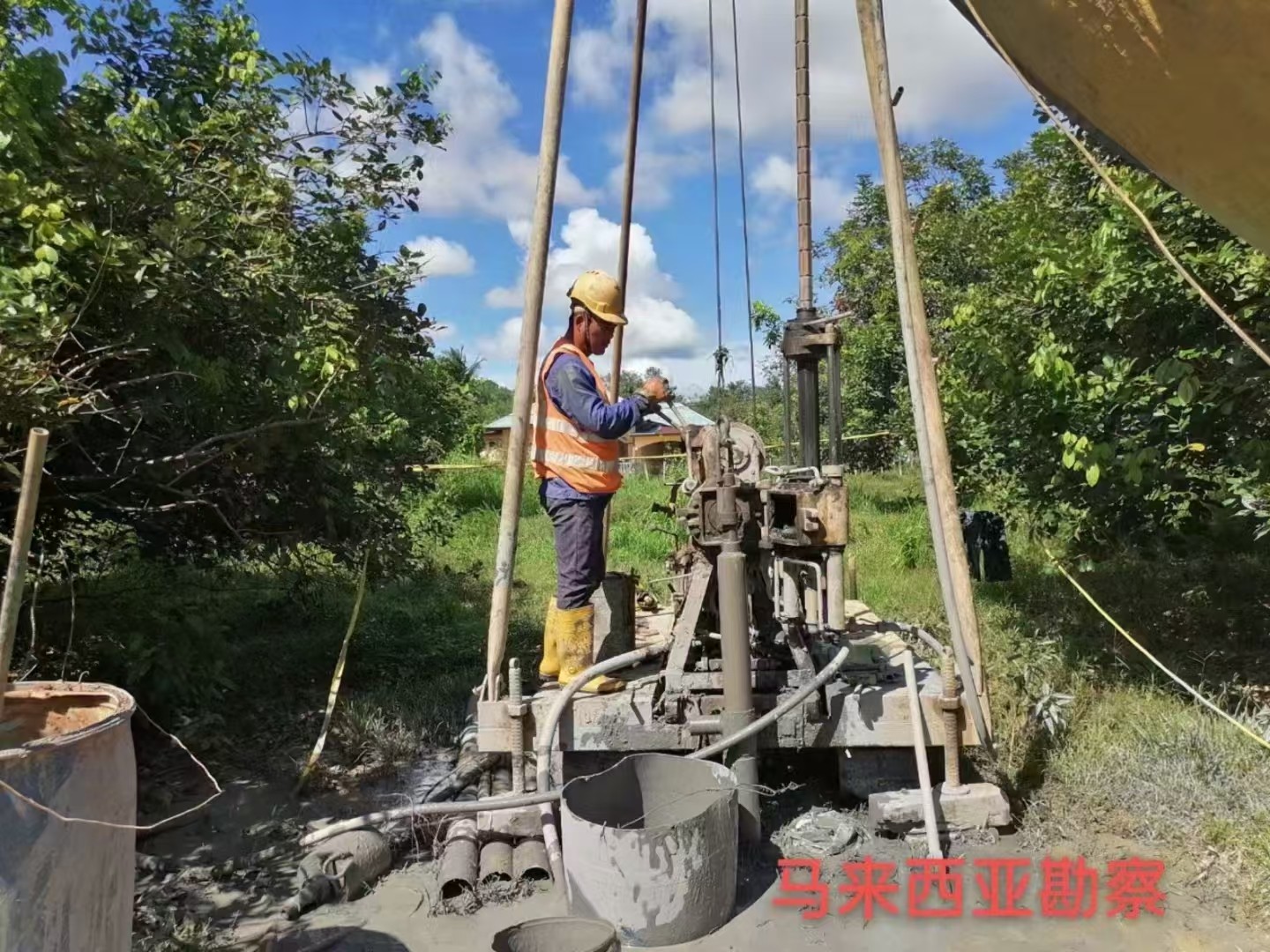 Crawler Mounted Soil Test Core Drilling Machine 200 Meters With Hydraulic Tower