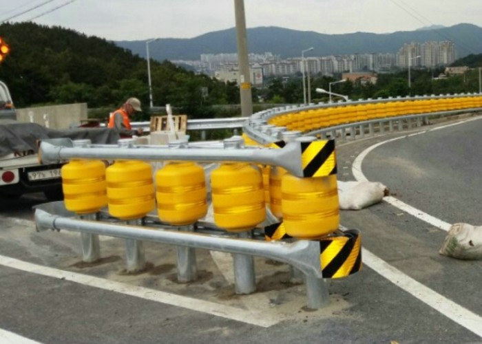 Shock Resistance Roller Barrel Barriers For Highway Tunnel Corner
