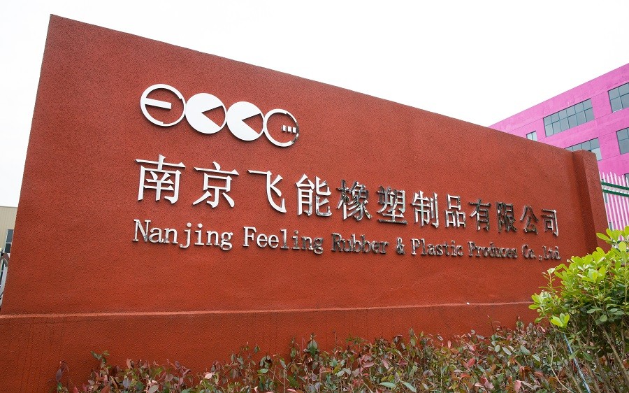 Glowing EPDM Recycled Playground Rubber Crumb Flooring For Outdoor Park Walking Way