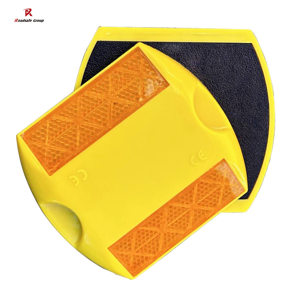 Refletive Yellow Plastic Cat Eye Reflective Road Studs On The Road