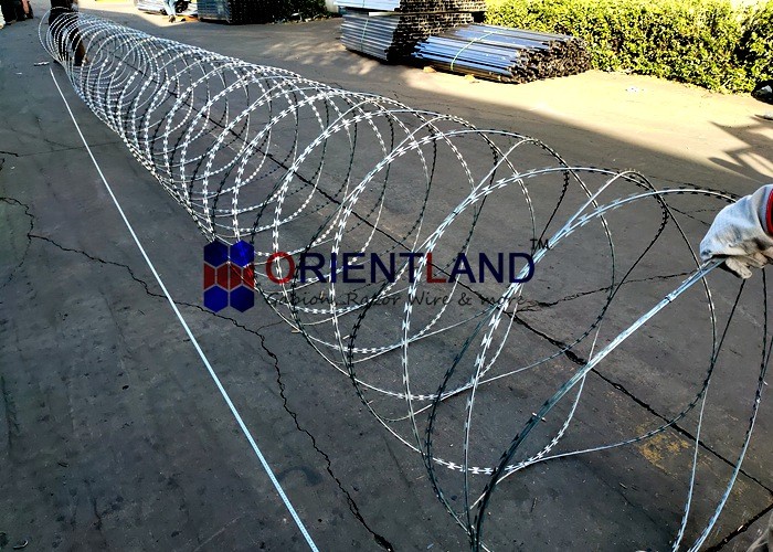 Hot Dipped Galvanized Concertina Wire BTO-22 Barbed Tape Razor Wire Coil BTC 54loops