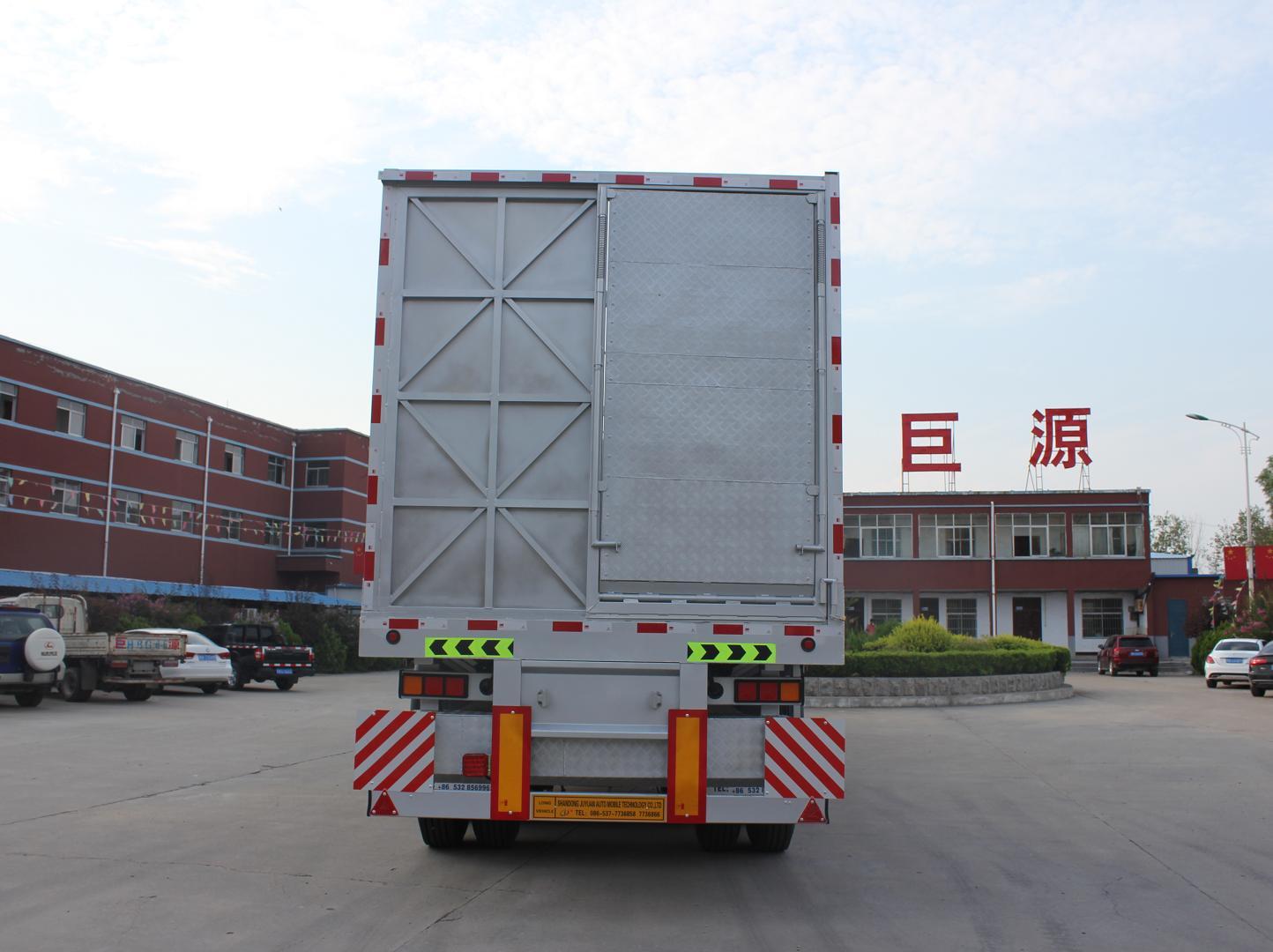 3 Axles Fencing Livestock Horse Carriage Semi Trailer in Liangshan With High Capacity