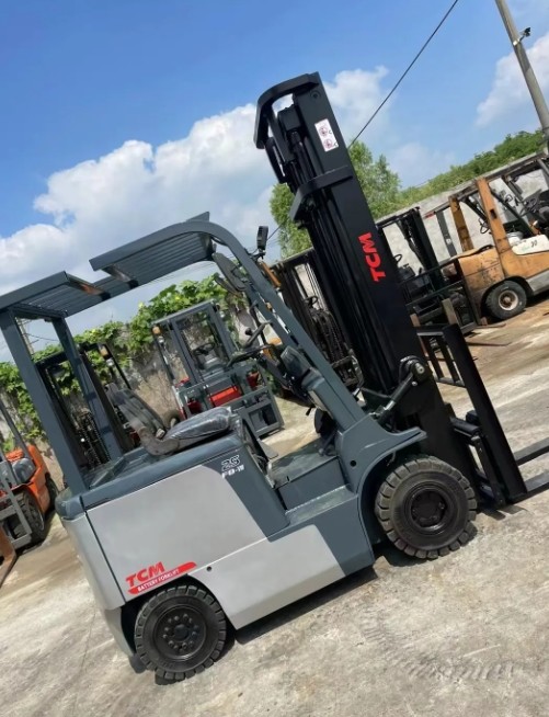 TCM Diesel Forklift 2.5 Tons with 3m Lift Height and 400L Fuel Capacity for Material Handling Solutions