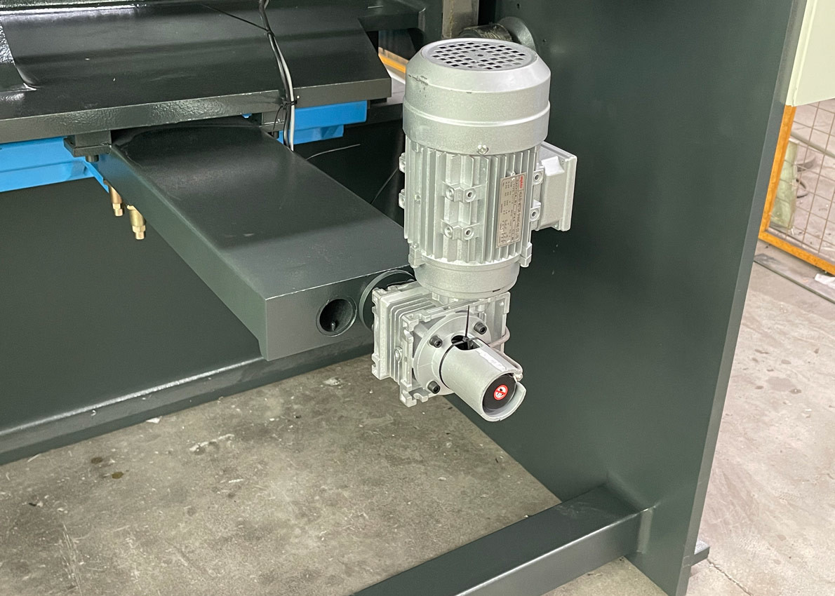 Compact and Reliable 3140x2050x2000mm Hydraulic Guillotine Shearing Machine
