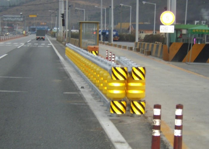 Highway Impact Energy Absorption Safety Roller Barrier With Anti Crash Function