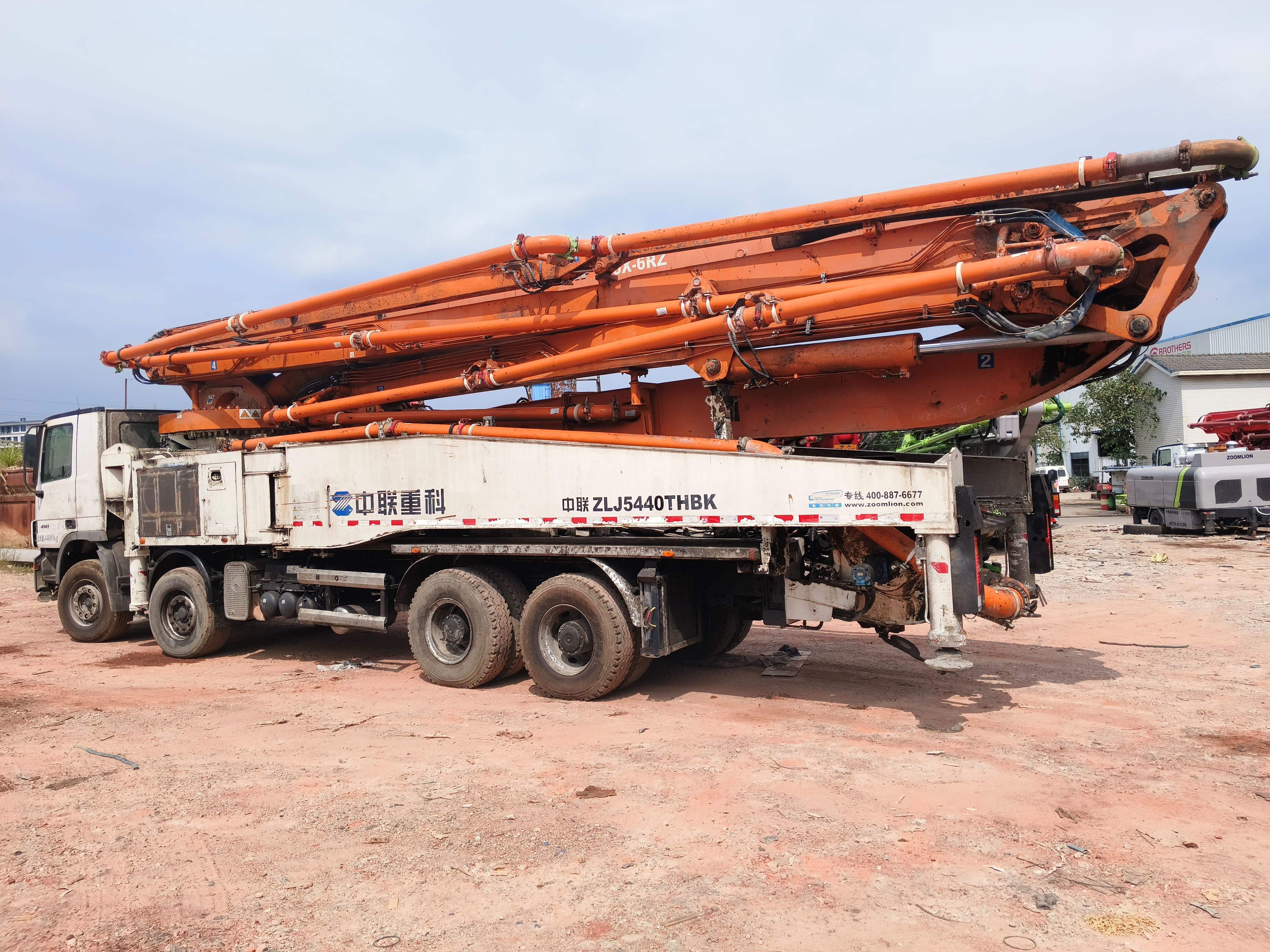 High Productivity Used Zoomlion Concrete Pump Trucks 56 meters with 13875*2500*4000mm Size