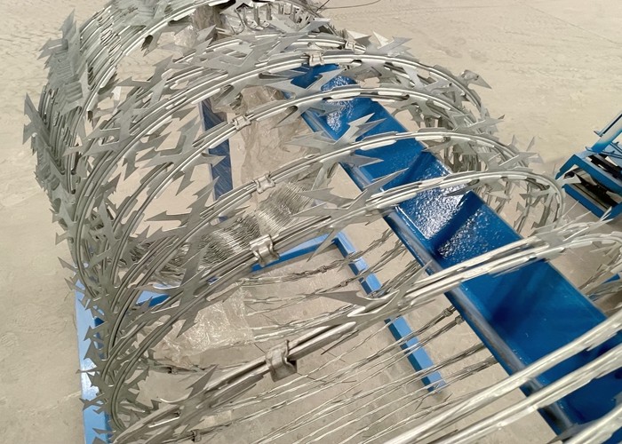 Hot Dipped Galvanized BTO22 450mmx10kg Per Roll With Clips Cross Razor Barbed Wire