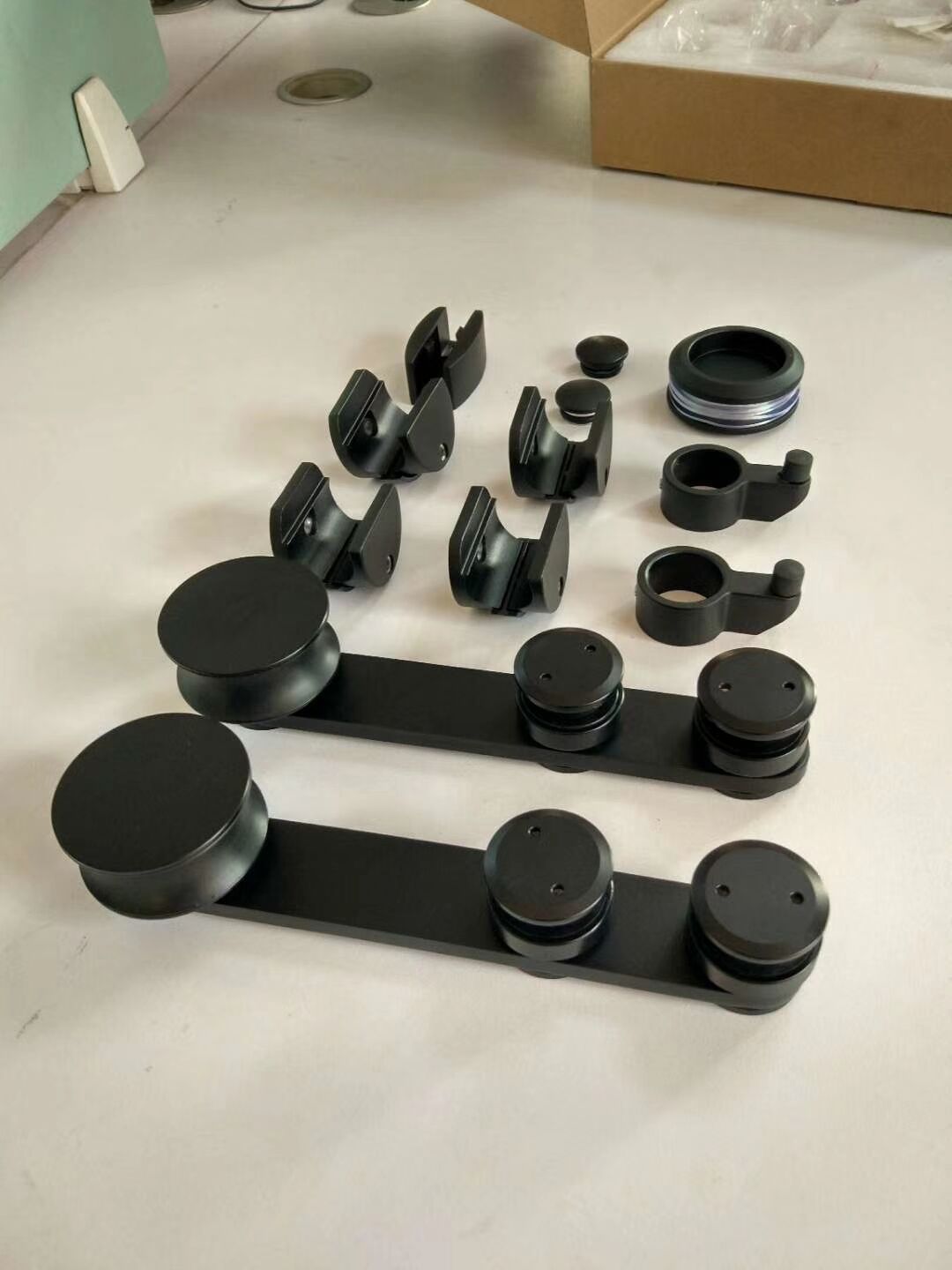 Corrosion Resistant Hotel Glass Barn Door Hardware Fitting with Zinc Alloy Material