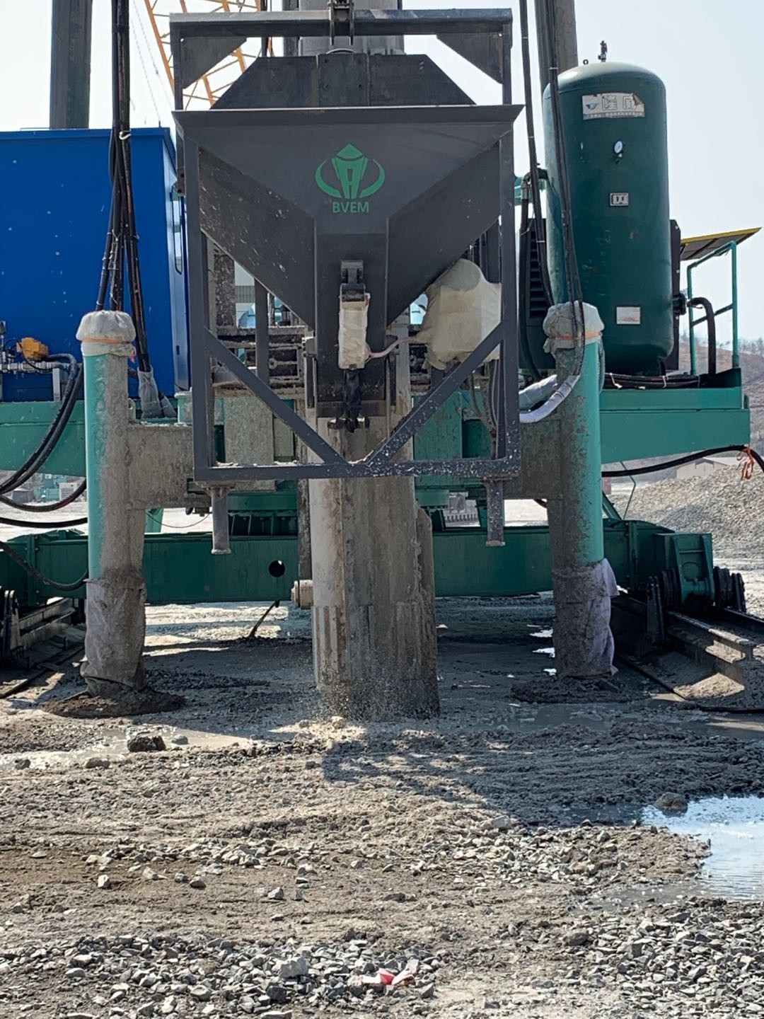 1800 Rpm Rotation Speed Bottom Feed Vibroflot Pile Frame Type For Dry Method Stone Column