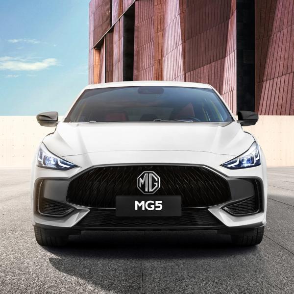 E-mark Sedan MG5 Car 180km/h Speed 6L/100km Consumption Safe Airbags 2680mm