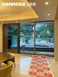 Quality Wall Mounted Style Retractable Screen Window With Fiberglass Mesh wholesale