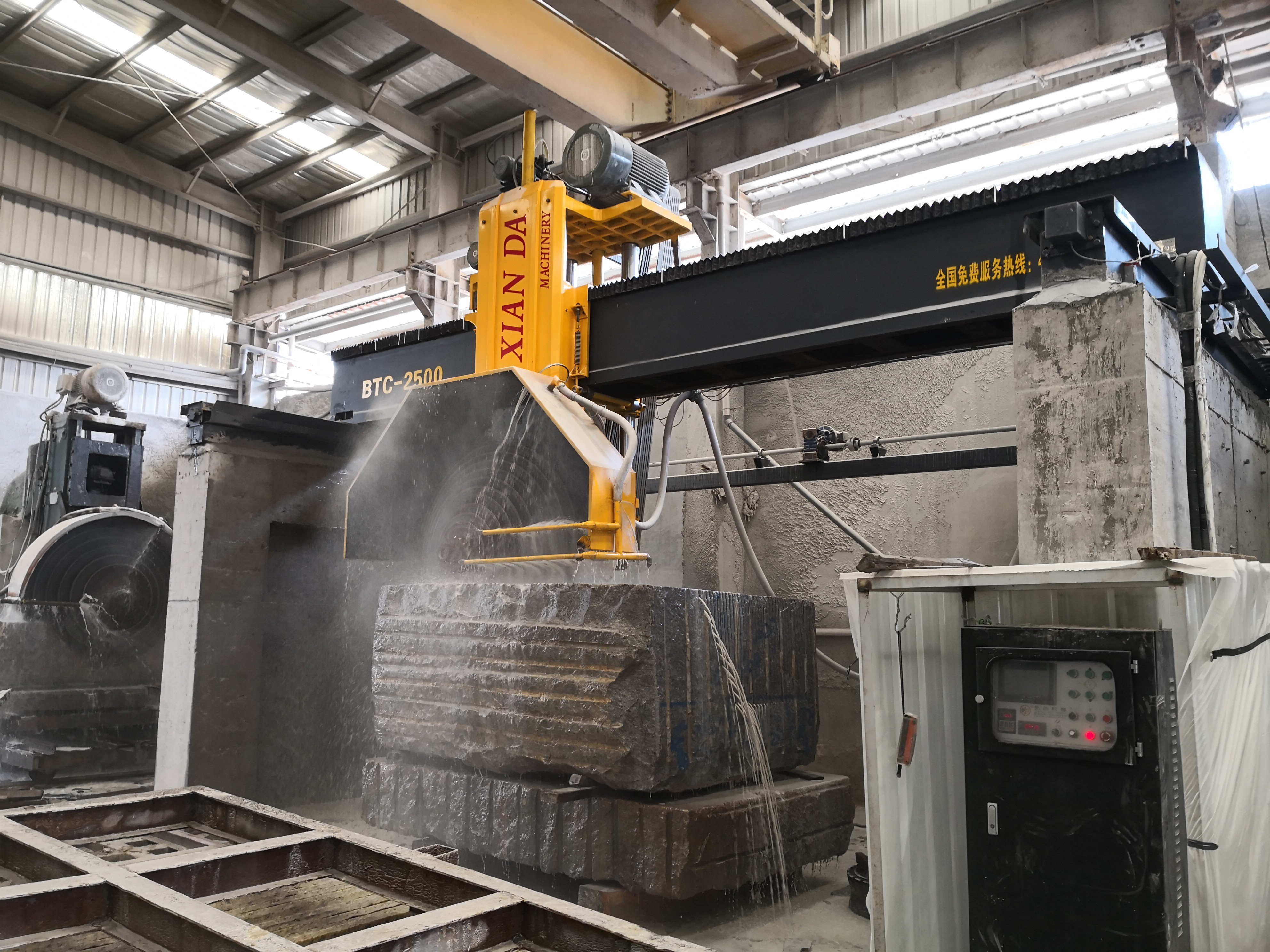 Water Consumption 15m3/H Block Cutting Machine for Granite and Marble Gross Power 57/67kw