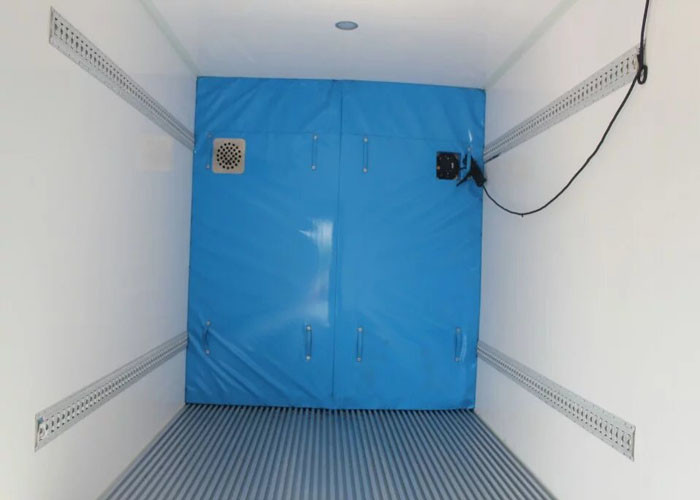 SINOTRUK HOHAN Professional Refrigerated Truck 16 Tons 20 - 25CBM Euro 2 266HP 4X2