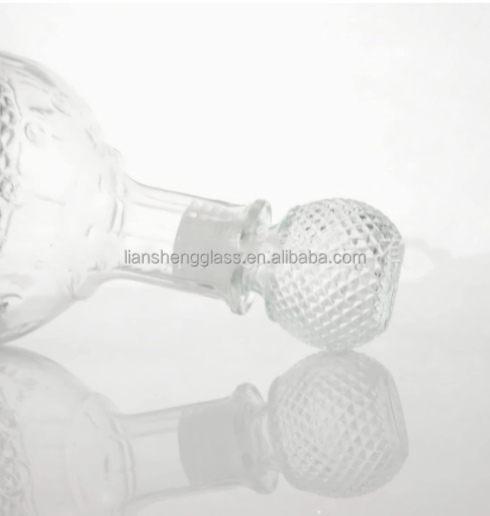 Glass Collar Customized Logo 750ml Whisky Decanter For Luxury Carved Liquor Decanter