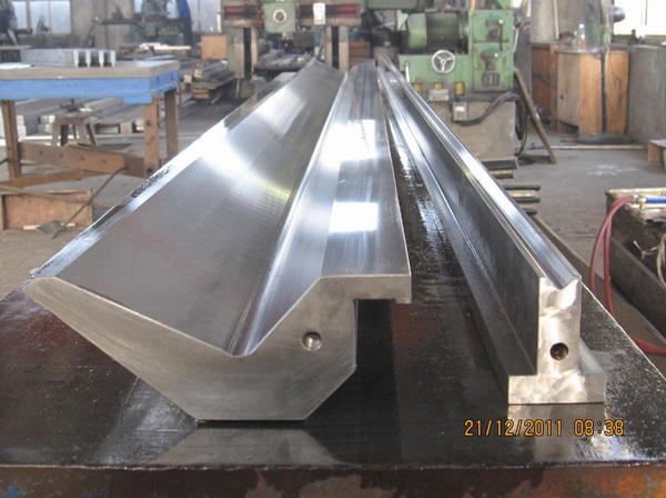 100 Ton CNC Amada Press Brake Tooling High Machining Accuracy CAD Design