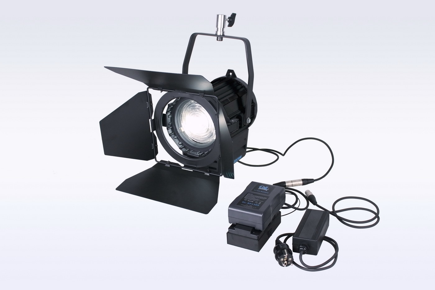 Outdoor Video Lighting 70W LED Fresnel Spotlight CRI>96 with Sony V-Mount Battery Plate