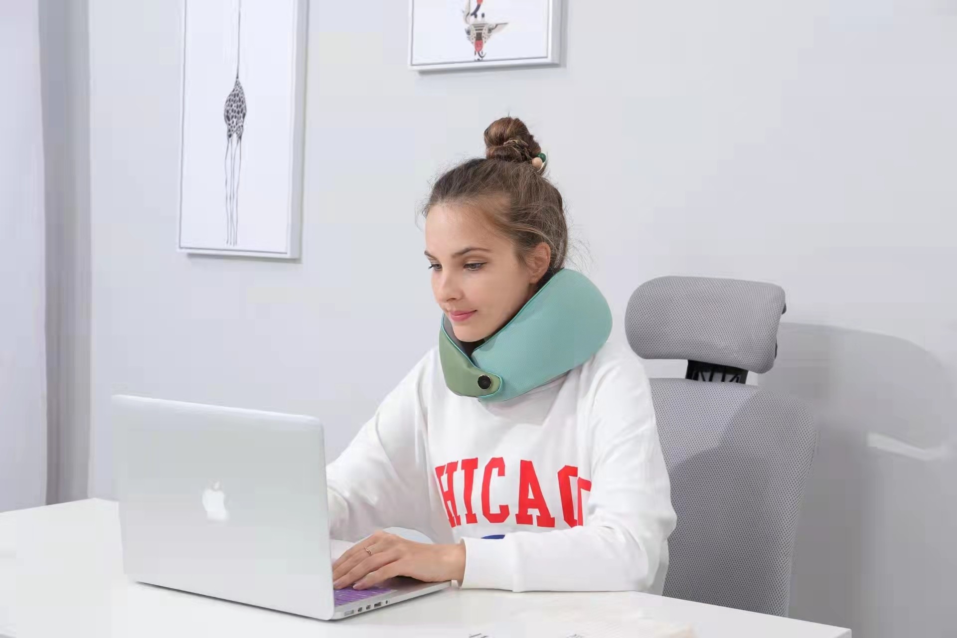 Graphene Electric Heating Pillow U Shaped 45degree Temperature ODM For Neck Massager