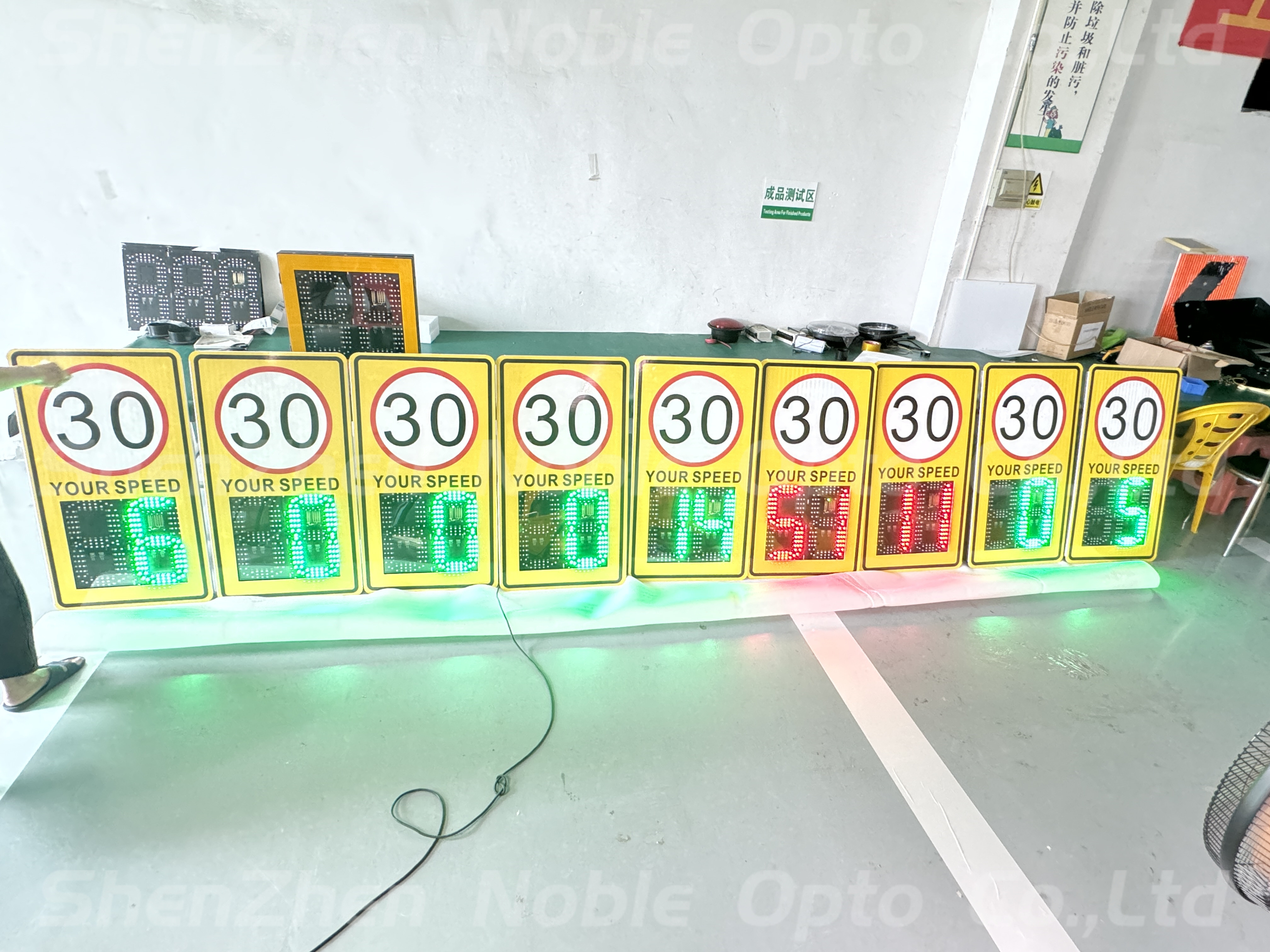 Customizable Solar Speed Limit Sign with Red and Green LED Display and IP 54 Weatherproofing