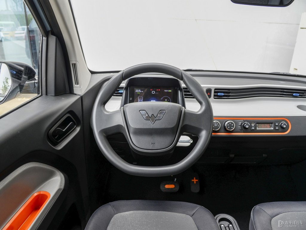 Chinese design Hongguang Mini macarons fashion 120km lithium iron phosphate spot sales, small cars