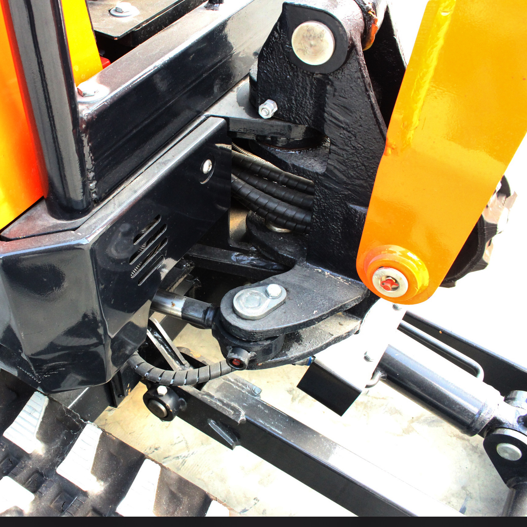 Miniature Earth Mover Mini Digger Excavator 2T For Digging And Lifting